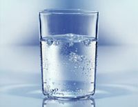Kritische Uranbelastung in Trink- und Mineralwasser. Bild: foodwatch