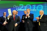 Freude über die Verleihung des Deutschen Umweltpreises (v.l.): Dr. Winfried Barkhausen, Michail Gorbatschow, Edwin Büchter, Dr. Rainer Grießhammer, Bundespräsident Christian Wulff und DBU-Kuratoriumsvorsitzender Hubert Weinzierl.