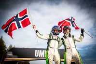 Zum zweiten Mal in der laufenden Saison der Rallye-WM feierten Andreas Mikkelsen (r.) und Beifahrer Torstein Eriksen (SKODA FABIA Rally2 evo) den Sieg in der Kategorie WRC2.  Bild: SMB Fotograf: Skoda Auto Deutschland GmbH