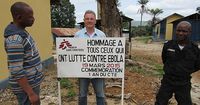 Hans U. P. Tolzin mit Reisebegleiter und Wachmann im Ebola-Ground-Zero in Guinea.