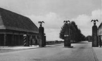 Eingang zur einstigen Flakschule auf Wustrow Bild: GoMoPa 