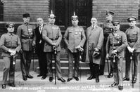 Hitler (4. Person von rechts) mit weiteren Teilnehmern des Hitler-Ludendorff-Putsches (1924)