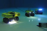 Mitglieder der Helmholtz-Allianz ROBEX testen das Unterwasserfahrzeug AWI-Tramper im Becken des DFKI Bremen. Quelle: Alfred-Wegener-Institut / Lars Grübner (idw)