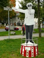 Heinz-Erhardt-Denkmal am Heinz-Erhardt-Platz in Göttingen als Szene im Film Natürlich die Autofahrer