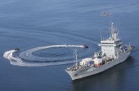 Übung: simulierter Speedbootangriff auf den Tender "Rhein", inkl. Einsatz des Bordhubschraubers "Sea Lynx" Mk 88 A