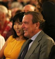 Kim So-yeon und Gerhard Schröder (2018)