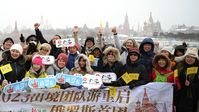 Eine chinesische Touristengruppe besichtigt den Sarjadje-Park in der russischen Hauptstadt Moskau, 24. Februar 2023. Bild: Sputnik / RAMIL SITDIKOW