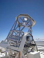 Die Sonne im Brennpunkt: Mit einem Spiegeldurchmesser von 1,5 Metern, adaptiver Optik und verschiedenen Instrumenten wie Spektrographen und Kameras gehört Gregor weltweit zu den drei leistungsfähigsten Teleskopen zur Beobachtung des Tagesgestirns.
Quelle: Kiepenheuer-Institut für Sonnenphysik (idw)