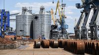 Silos für die Getreidelagerung im Getreideterminal des Seehafens in Mariupol