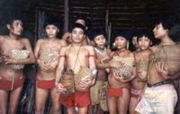 Überlebende des Haximu-Massakers von 1993 halten Urnen mit der Asche ihrer Verwandten. Goldschürfer töteten damals 16 Yanomami.