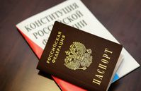 Ein russischer Pass und die Verfassung der Russischen Föderation (Symbolbild) Bild: Denis Abramow / Sputnik