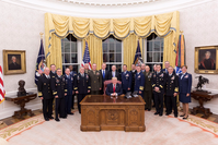 Präsident Donald J. Trump mit Militärs bei einem Treffen im Weißen Haus am 6.10.2017 (Archivbild)