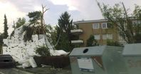 Gewitterfront des Tiefdruckgebiets Ela: Neuss, Kaarster Straße: Flachdach flog davon. Bild: Muehle64 - wikipedia.org