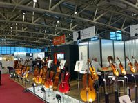Klassische Streichinstrumente soweit das Auge reicht...eine ganze Halle voll Bild: ExtremNews / Steffen Dittmar