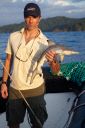 Hannes Jaenicke mit toten Baby Hai in der Hand - Klassischer Beifang der lokalen Fischer.  Bild: ZDF und Sven Bender