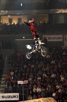 Brice Izzo mit einem Cliffhanger bei der Suzuki NIGHT of the JUMPs / FIM Freesyle MX World Championships in Köln. Bild: "obs/IFMXF"