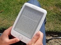 Typisches modernes E-Book-Lesegerät in Anwendung