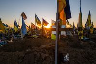Ukrainische Flaggen auf den Gräbern von Soldaten auf einem Friedhof in Charkow am 24. Januar 2023 Bild: Spencer Platt / Gettyimages.ru