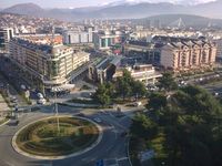 Blick auf Podgorica mit der Millennium-Brücke im Hintergrund