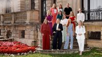 Reihe hinten (v.l.n.r.): Antonia Kraiß (Franken), Annabell Stodden (Ahr), Levin McKenzie (Rheinhessen)2.Reihe v. hinten (v.l.n.r.): Emma Meinhardt (Saale-Unstrut), Katja Simon (Hessische Bergstraße), Lucia Winterhalter (Baden), Anna Zenz (Mosel), Felix Grün (Mittelrhein) Reihe vorn (v.l.n.r.): Denise Stripf (Pfalz), Kim Weißflog (Württemberg), Zoé Keller de Almeida Soliz (Nahe), Lena Orth (2025) Bild: SWR/DWI/deutscheweinmajestaet.de Fotograf: SWR - Südwestrundfunk