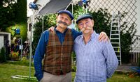 Horst Lichter (r.) besucht Schauspieler Oliver Stokowski (l.) am Set.  Bild: ZDF Fotograf: Willi Weber