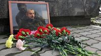 Im Bild: Blumen in der Nähe eines Porträts des russischen Militärbloggers Wladlen Tatarski in Lugansk. Bild: Sputnik / Evgeny Biyatov
