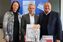 Vizepräsidentin Kathrin Luboldt und Dr. Armin Hoffmann (re.) gratulierten Dr. Stefan Derix zum 30-jährigen Dienstjubiläum.  (2025) Bild: AKNR / Böhne Fotograf: Daniel Böhne