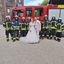Das Brautpaar nutzte die Gelegenheit für ein ganz besonderes Erinnerungsfoto mit den Einsatzkräften Bild: Feuerwehr