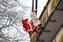 Nikolaus und Engel (Torben Wohlers und Nicole Bischoff) von der Höhenrettungsgruppe Pinneberg seilen sich am Regioklinikum Pinneberg zur Kinderstation ab, um dort Geschenke zu überbringen. Bild: KFV Pinneberg