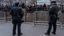 Polizisten bewachen das weiträumig abgesicherte Gerichtsgebäude. Bild: www.globallookpress.com / Ron Adar