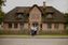 Traumhaus-Gewinner: Thomas (63) und seine Frau Ingrid vor dem exklusiven Reetdachhaus in St. Peter-Ording. Bild: Traumhausverlosung Fotograf: Traumhausverlosung