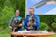 Die beiden neuen jungen Bartgeier Generl (li) und Luisa (re) gehalten von Magdalena Deelmann und Toni Wegscheider. (2025) Bild: Landesbund für Vogel- und Naturschutz in Bayern (LBV) e. V. Fotograf: Hansruedi Weyrich