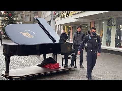 Bild: Screenshot Video: "Musiker! Rechtswidrige Polizei wird in Ihre Schranken gewiesen" (https://youtu.be/dWvsAFDP12I) / Eigenes Werk