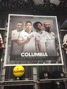 Peinliches Adidas-Plakat mit "COLUMBIA". Bild: twitter.com, astrid rivera