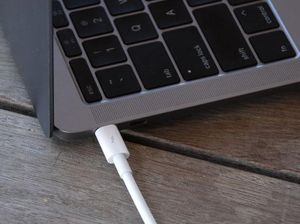 MacBook pro mit Kopierschutzstecker (Dongle)