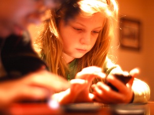 Mädchen mit Smartphone: Kinder oft in Kostenfalle. Bild: flickr.com/tinkerbrad