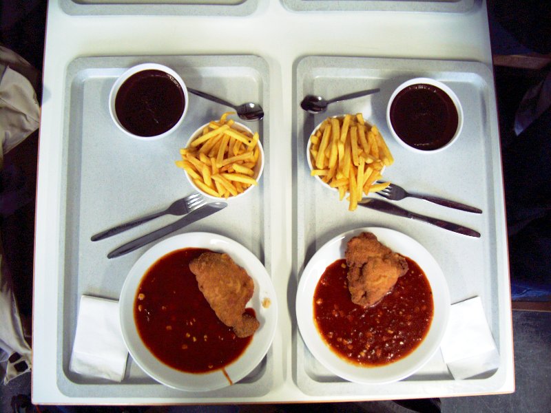Beispiel: Schnitzel Cordon bleu mit Pommes frites und als Nachspeise Schokoladenpudding (Mensa Stadtmitte, TU Darmstadt)