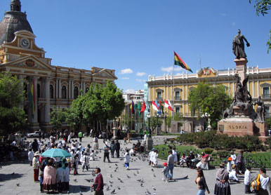 Das Parlamentsgebäude (links) neben dem Regierungsgebäude an der Plaza Murillo in La Paz