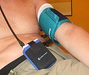 Langzeit-Blutdruckmessung am Oberarm unter Verwendung eines digitalen Messgerätes mit Klett-Manschette Bild: de.wikipedia.org