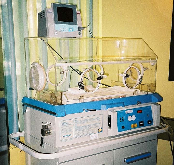 Ein Säuglingsinkubator (Brutkasten)