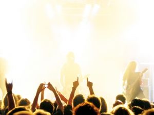 Fans beim Konzert: Traurige Songs sind beliebt. Bild bluefeeling, pixelio.de
