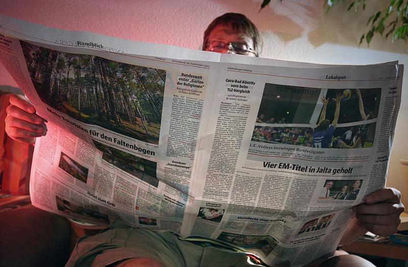 Der morgendliche Blick in die Tageszeitung - immer mehr Menschen verzichten darauf.
Quelle: Foto: Jan-Peter Kasper/FSU (idw)