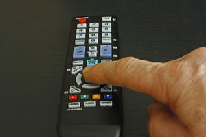Fernsehbedienung: TV-Konsum in USA nimmt ab. Bid: pixelio.de, G. Gumhold