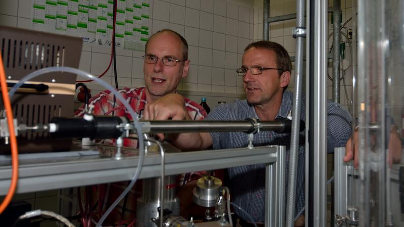 Dr. Torsten Berndt (rechts) und Dr. Frank Stratmann (links) im Chemielabor des Leibniz-Instituts für Troposphärenforschung in Leipzig. Die beiden IfT-Wissenschaftler waren an der Entdeckung des neues Oxidationsmittels in der Atmosphäre beteiligt, das Luftschadstoffe abbaut.
Quelle: Foto: Tilo Arnhold/IfT (idw)