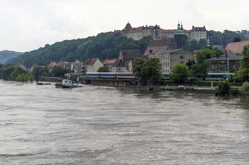 Pirna während des Elbe-Hochwassers im Juni 2013. Die Lage der Stadt erschwert einen umfassenden Hoch
Quelle: Foto: Tilo Arnhold/UFZ (idw)