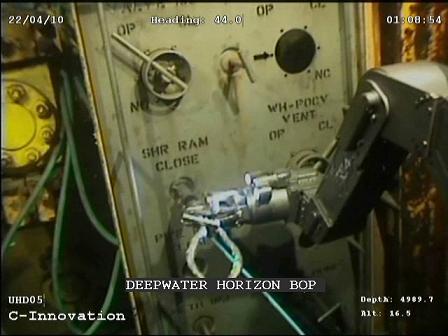 Greifarm eines Tauchroboters am Schalter für die manuelle Auslösung des "Blowout-Preventer". Bild: U.S. Coast Guard Eighth District External Affairs