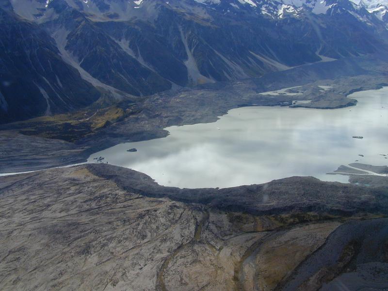 Ein Alpsee in Neuseeland: Lake Tasman mit den ausgeprägten Moränenbögen im Zungenbereich und der Übergang zum Gletschervorfeld. Christian Schlüchter, Universität Bern