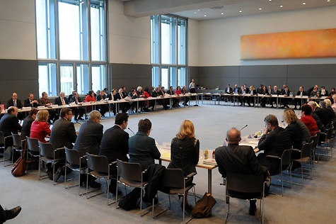 Bundestag beschließt Einsetzung von drei Ausschüssen: Hauptausschuss, einen Petitionsausschuss sowie einen Ausschuss für Wahlprüfung, Immunität und Geschäftsordnung