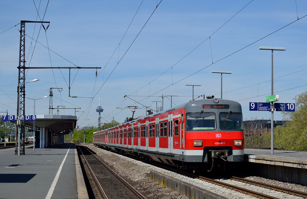 Ein Triebwagen der Baureihe 420 der S-Bahn Köln als S12 im Bahnhof Köln Messe/Deutz (Mai 2016)