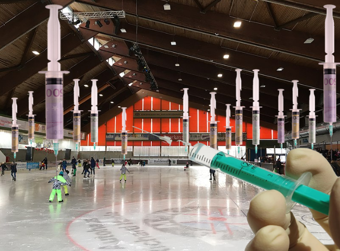 Der Eislauf- und Eishockeybetrieb muß in der Eishalle Regen einem Impfzentrum weichen. Bild: Xgeorg/wikimedia commons/(CC BY-SA 4.0) und Pixapay / Montage Unser-Mitteleuropa